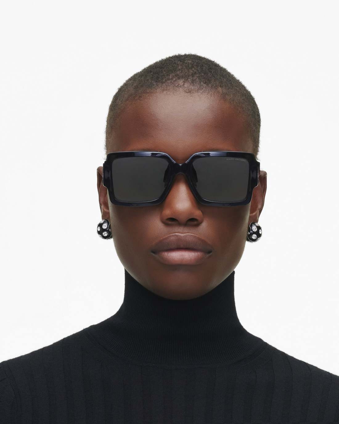 The Bold Logo Square Sunglasses Black/White Marc Jacobs / ACCESSORIES
