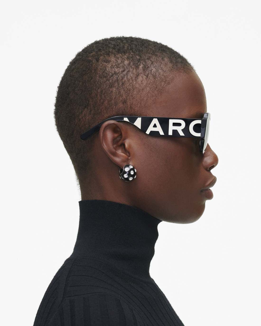 The Bold Logo Square Sunglasses Black/White Marc Jacobs / ACCESSORIES